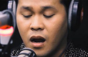90 Seconds Into Singing ‘The Prayer’, Man’s Voice Suddenly Changes And It’s Going Viral